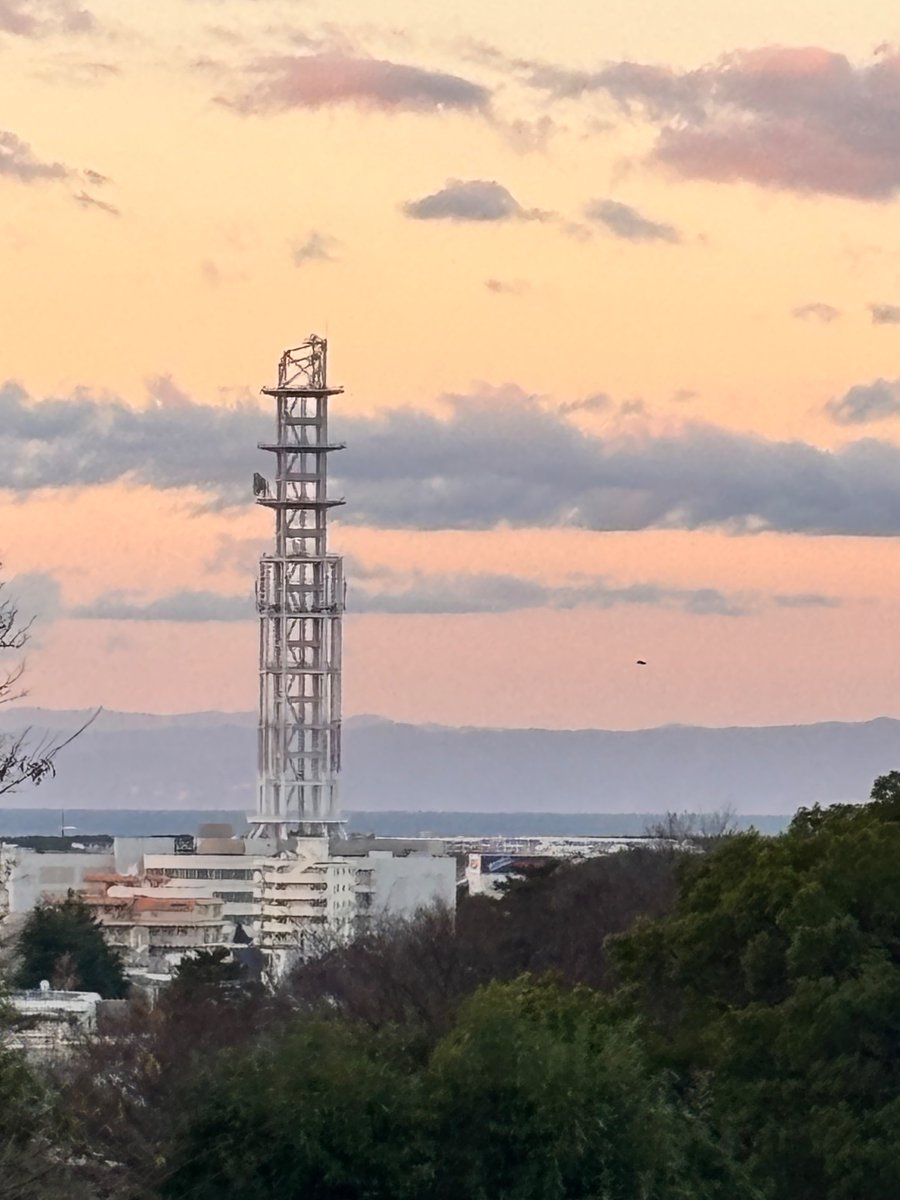 皆さん、おはようございまーす😊気温6℃晴れの藤沢市です
資源ごみを出しに、緑の公園🛝
景色が綺麗なのでパチリ
健康第一、安全第一で、一呼吸おいて、ハンドルを握りましょう！本日も心豊かに、初心忘れるべからず、笑顔で歩みましょう😊🙇🐶😸📡🚗🚚☺️