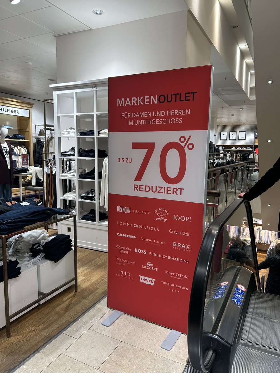 KerstenPeter2's tweet photo. The polarization of consumers poses major challenges for retail concepts. Especially in the main store of P&amp;C on the Mö in #Hamburg, an Off‑Price store is problematic: discounting within a premium context dilutes brand value and messaging – and confuses consumers.

#Retail https://t.co/UeW8GUF5sF