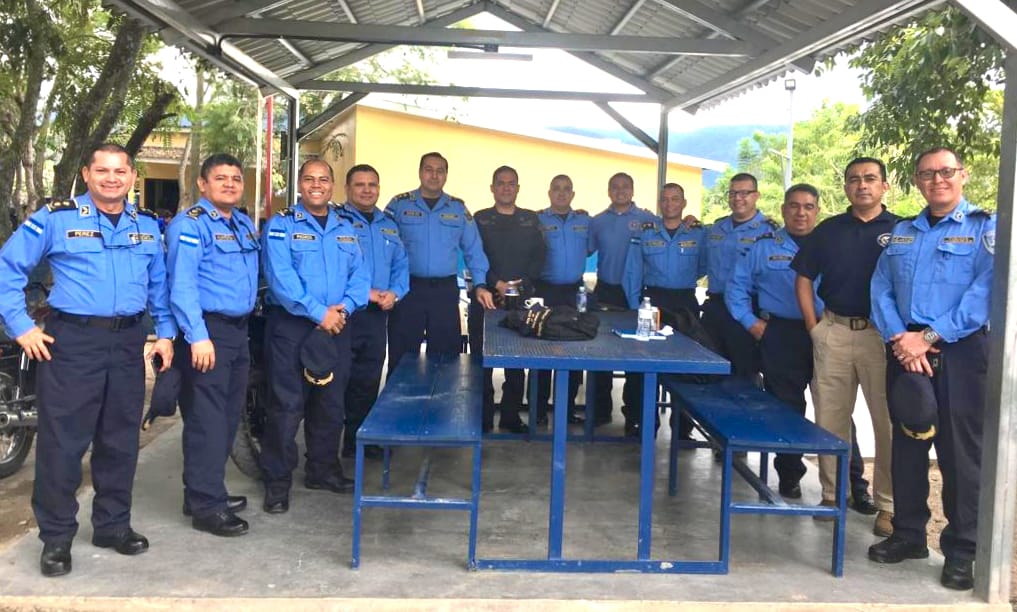 policia_DBS's tweet photo. 🎉 La Dirección de Bienestar Social de la Policía Nacional, felicita a todos los integrantes de la XIV Promoción de la Academia Nacional de Policía - ANAPO, quienes egresaron el 11/12/1993, hoy celebran 32 años de servicio y firme compromiso con nuestra patria Honduras. https://t.co/mdZ1rbHjdv