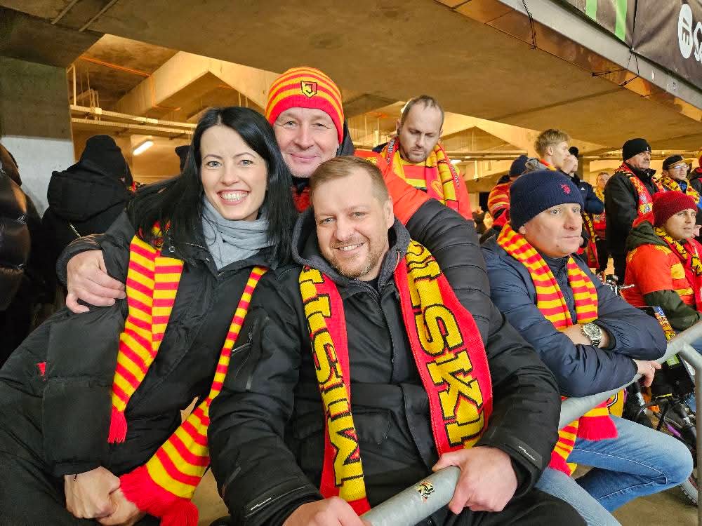 Ostatni mecz Jagiellonii przy Słonecznej w 2025 roku już za nami. Niestety tym razem w starciu UEFA Conference League musieliśmy przełknąć gorycz porażki. Ogromne brawa dla drużyny za walkę do końca i dla kibiców za niezawodne wsparcie. 💛❤️
