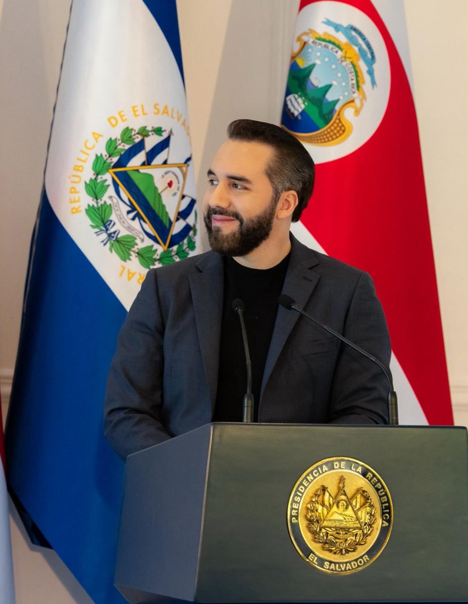 Cuando empecé a apoyarlo lo hice con la esperanza de que todo cambiara en el país, cuando escuché un discurso por primera vez había algo en El que era distinto y mi corazón no se equivocó y no solo cumplió mis expectativas sino que las superó, entiendo que cada uno tiene su