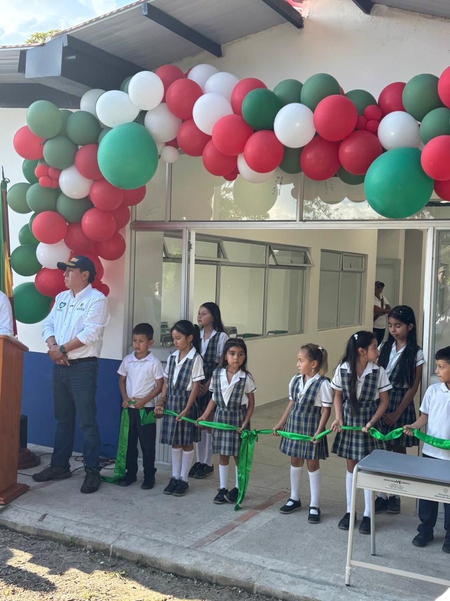 aprecol's tweet photo. San Pablo de Borbur celebró un día histórico para la comunidad esmeraldera: inauguramos el Colegio de Santa Bárbara, una obra hecha realidad con una inversión de $2.200 millones del FNE. Un paso firme hacia una educación más digna para nuestros niños. 🧵1/3 https://t.co/gZ8IyOK5VM