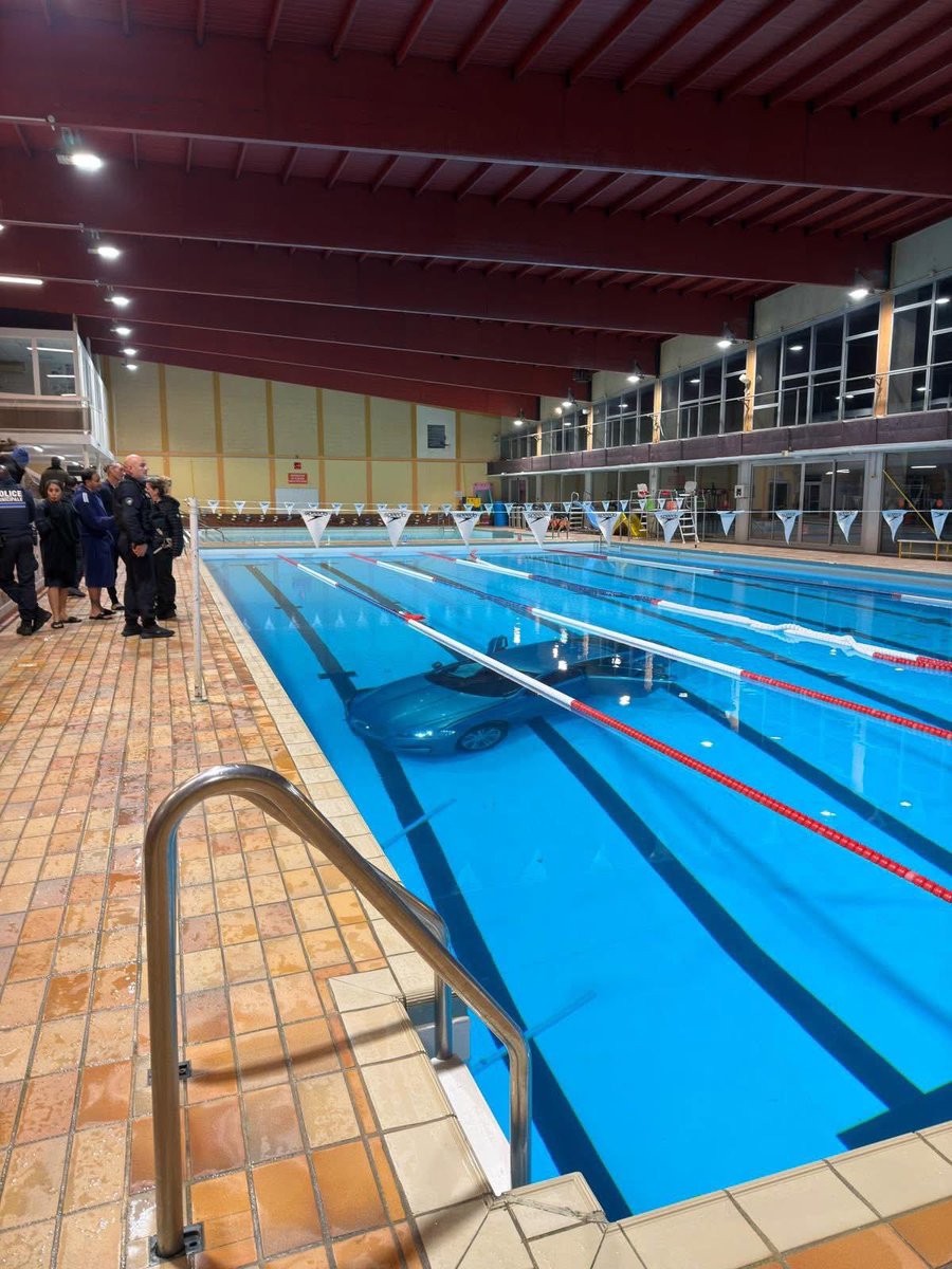 cpasdeslol_X's tweet image. 🚨🇫🇷 ALERTE INFO Une voiture a fini sa course dans le grand bassin de la piscine municipale de La Ciotat après une fausse manœuvre. La conductrice, 38 ans, aurait confondu frein et accélérateur avant de percuter un grillage puis la baie vitrée du bâtiment, terminant dans l’eau…