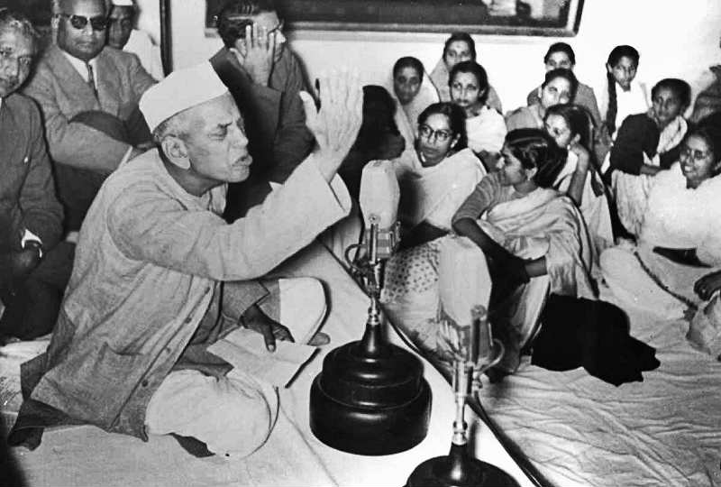 नहीं, मुझे सन्तोष नहीं।
मिथ्या मेरा घोष नहीं।
वह देता जाता है ज्यों-ज्यों,
लोभ वृद्धि पाता है त्यों-त्यों।

नहीं वृत्ति-घातक मैं,
उस घन का चातक मैं,
जिसमें रस है रोष नहीं।
नहीं, मुझे सन्तोष नहीं !

#मैथिलीशरण_गुप्त
#पुण्यतिथि #लेखनी ✍️