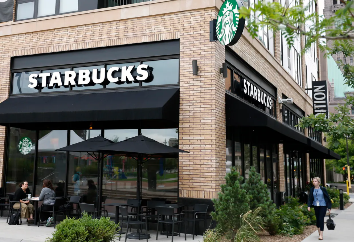 Starbucks Balances Experience and Convenience in Retail

globest.com/2025/12/10/sta…