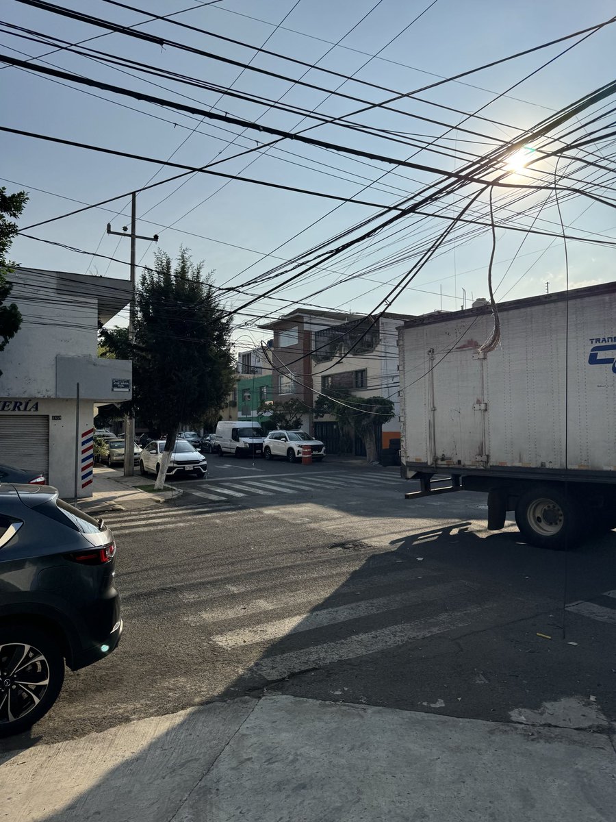 reyesfran96's tweet photo. @GuadalajaraGob  @Trafico_ZMG 

Este camión de la empresa CP transportes Tiro los cables en José María Vigil y Bernardo de Balbuena 

Los cables quedan colgando representando un peligro y pbstaculizando el paso de camiones altos https://t.co/g1ZouGkfo5