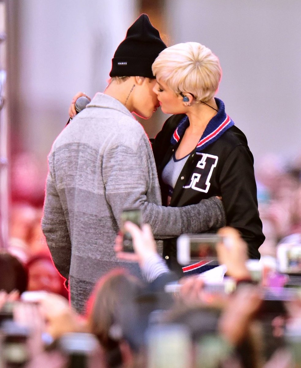 everypinkr's tweet image. Bella Thorne is so nice, but if it were me, I would’ve dragged Hailey through the mud the way Halsey did.