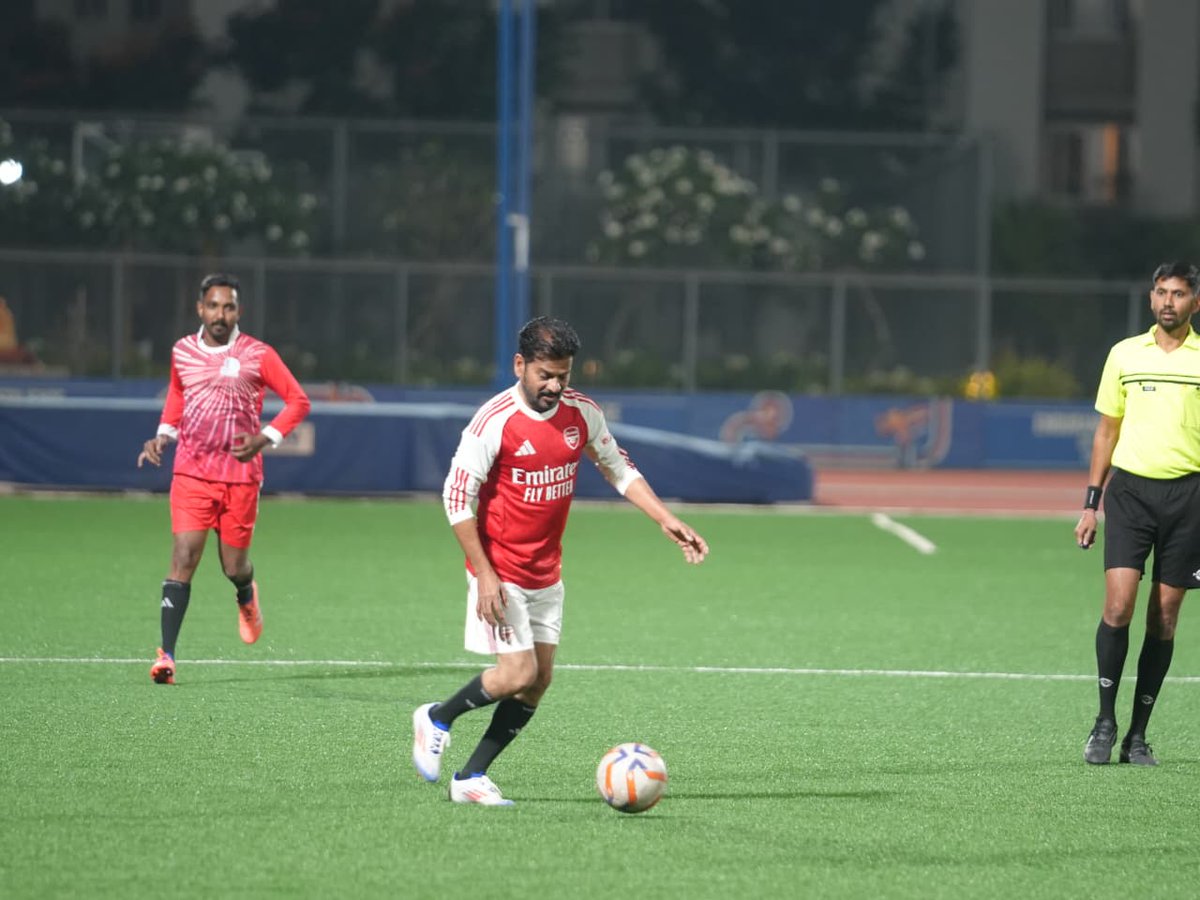 jsuryareddy's tweet image. Sports Lover Chief Minister A Revanth Reddy joins students for a friendly #Football ⚽ practice match at Football Stadium at Woxsen University, Kankol, #Sangareddy, creating a lively and inspiring moment on campus.

#WoxsenUniversity #RevanthReddy #Messi #Telangana #Hyderabad