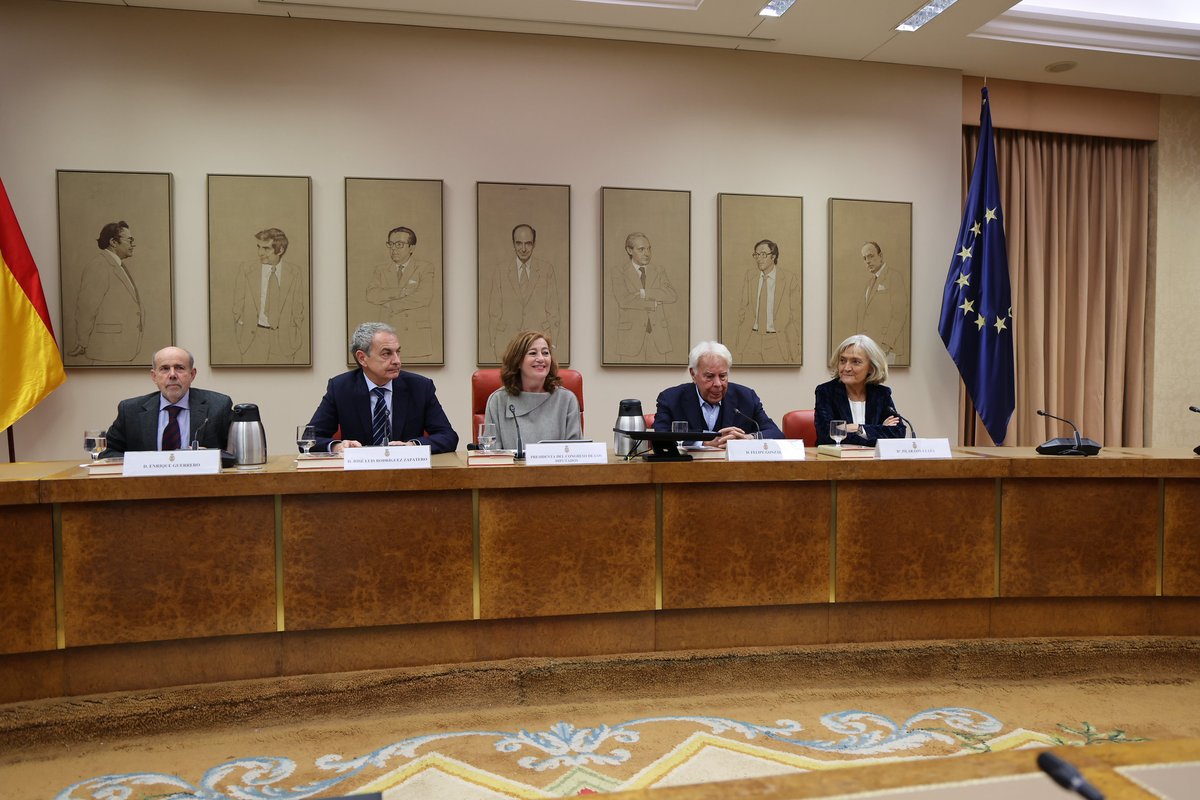 patxilopez's tweet image. Rubalcaba fue un socialista vasco. Un ejemplo a seguir, un hombre al que nunca olvidaré y al que siempre echaré de menos.

Por eso es un honor acudir a la presentación del libro 'Discursos parlamentarios de Alfredo Pérez Rubalcaba' en el @Congreso_Es.

Aunque ya no estés entre…