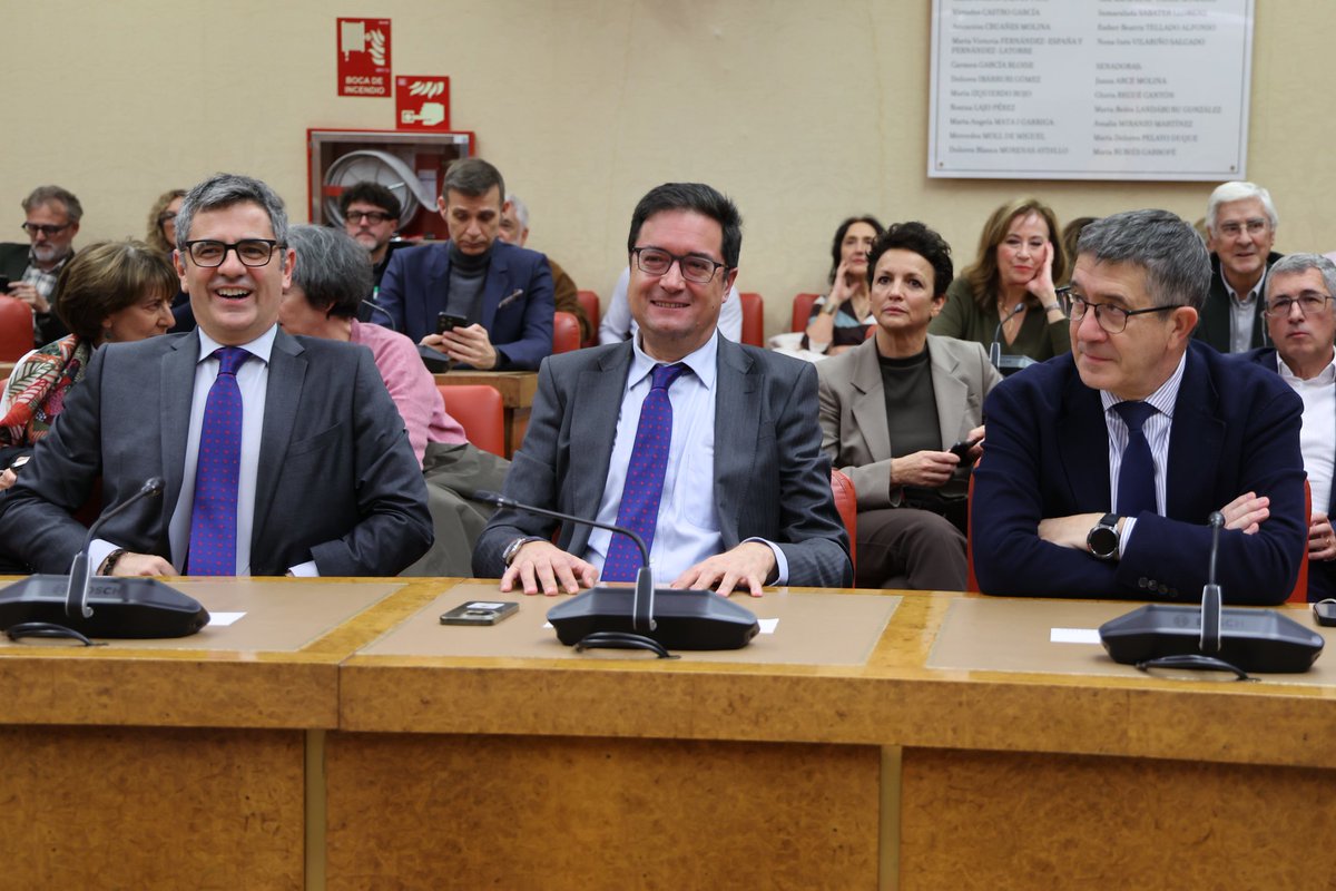 patxilopez's tweet image. Rubalcaba fue un socialista vasco. Un ejemplo a seguir, un hombre al que nunca olvidaré y al que siempre echaré de menos.

Por eso es un honor acudir a la presentación del libro 'Discursos parlamentarios de Alfredo Pérez Rubalcaba' en el @Congreso_Es.

Aunque ya no estés entre…