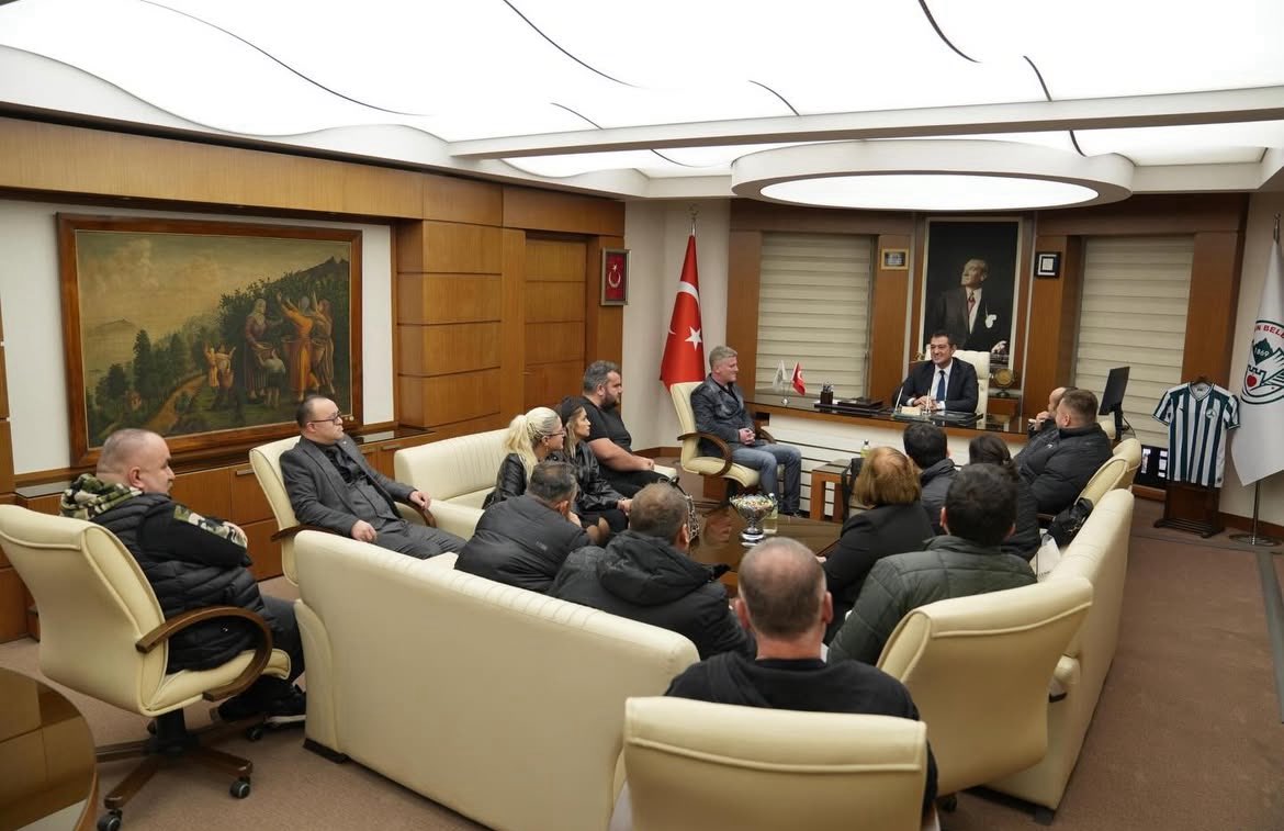 Diskgiresun28's tweet photo. Belediye Başkanımız Sayın Fuat Köse’yi makamında ziyaret ettik.. işçi kardeşlerimizin istek ve önerilerini ilettik.. Verimli ve samimi bir sohbet oldu.. Başkanımıza ilgisinden dolayı çok teşekkür ederiz.. Çalışmalarında başarılar dileriz.. https://t.co/Iss5lbEmTP