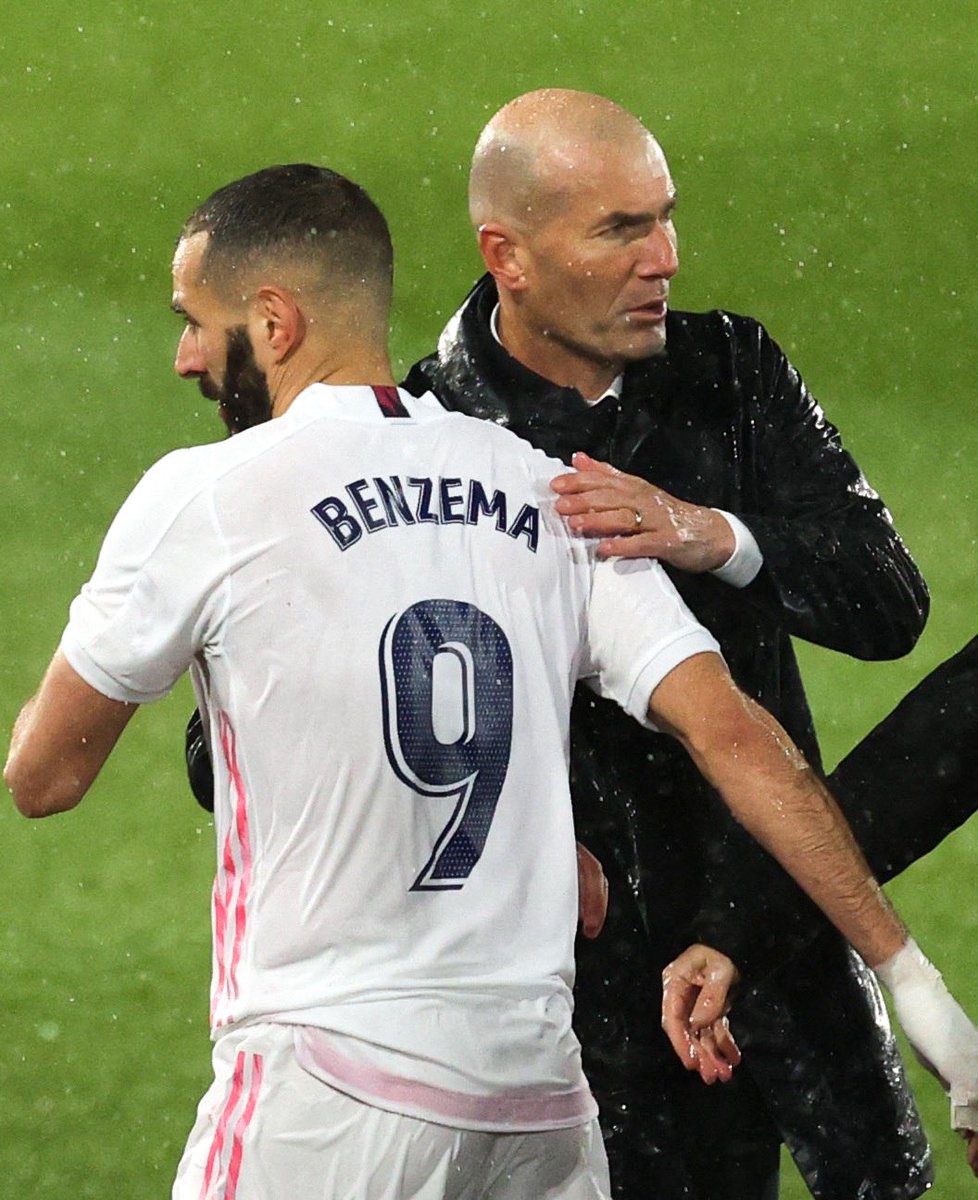 ActuFoot_'s tweet photo. 🚨 « 𝗦𝗜 𝗭𝗜𝗭𝗢𝗨, 𝗨𝗡 𝗝𝗢𝗨𝗥, 𝗘𝗦𝗧 𝗦𝗘́𝗟𝗘𝗖𝗧𝗜𝗢𝗡𝗡𝗘𝗨𝗥 𝗗𝗘 𝗟’𝗘́𝗤𝗨𝗜𝗣𝗘 𝗗𝗘 𝗙𝗥𝗔𝗡𝗖𝗘, 𝗝𝗘 𝗟𝗨𝗜 𝗦𝗢𝗨𝗛𝗔𝗜𝗧𝗘 𝗟𝗘 𝗠𝗘𝗜𝗟𝗟𝗘𝗨𝗥. 🇫🇷

𝗗𝗘 𝗧𝗢𝗨𝗧𝗘 𝗙𝗔𝗖̧𝗢𝗡, 𝗭𝗜𝗭𝗢𝗨, 𝗜𝗟 𝗚𝗔𝗚𝗡𝗘𝗥𝗔. 𝗣𝗘𝗨 𝗜𝗠𝗣𝗢𝗥𝗧𝗘 𝗟𝗘 𝗖𝗟𝗨𝗕, 𝗟𝗔 𝗦𝗘́𝗟𝗘𝗖𝗧𝗜𝗢𝗡…  🏆

𝗢𝗨̀ 𝗧𝗨 𝗩𝗘𝗨𝗫, 𝗜𝗟 𝗚𝗔𝗚𝗡𝗘𝗥𝗔. 𝗩𝗢𝗜𝗟𝗔̀, 𝗖’𝗘𝗦𝗧 𝗧𝗢𝗨𝗧. » 🤩

Karim Benzema 🇫🇷 valide Zinedine Zidane comme futur entraîneur de l’équipe de France :

« On parle toujours ensemble. 𝗢𝗻 𝗮 𝘂𝗻𝗲 𝗿𝗲𝗹𝗮𝘁𝗶𝗼𝗻 𝗲𝘅𝗰𝗲𝗽𝘁𝗶𝗼𝗻𝗻𝗲𝗹𝗹𝗲. 

Zizou, avec le passage qu'il a fait à Madrid (2016-2018 et 2019-2021 comme entraîneur, avec 3 Ligues des champions et 2 titres de champion à la clé), 𝗰'𝗲𝘀𝘁 𝗹𝗲 𝗻𝘂𝗺𝗲́𝗿𝗼 𝟭 𝗱𝗲𝘀 𝗰𝗼𝗮𝗰𝗵𝗲𝘀. 

C'est quelqu'un... il n'a pas besoin de te parler. Avec lui, tu vas faire les courses, tu vas jouer. 

𝗖'𝗲𝘀𝘁 𝗳𝗹𝘂𝗶𝗱𝗲. 𝗦'𝗶𝗹 𝗱𝗲𝘃𝗶𝗲𝗻𝘁 𝘀𝗲́𝗹𝗲𝗰𝘁𝗶𝗼𝗻𝗻𝗲𝘂𝗿 𝗱𝗲 𝗹'𝗲́𝗾𝘂𝗶𝗽𝗲 𝗱𝗲 𝗙𝗿𝗮𝗻𝗰𝗲, 𝗷𝗲 𝗻'𝗮𝗶 𝗮𝘂𝗰𝘂𝗻 𝗱𝗼𝘂𝘁𝗲 𝗾𝘂'𝗶𝗹 𝗿𝗲́𝘂𝘀𝘀𝗶𝗿𝗮. » ✨

🎙️ @lequipe