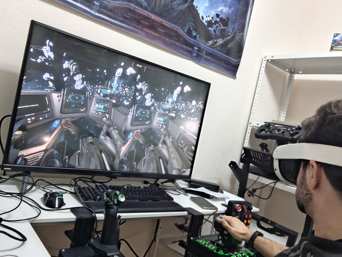 chemita_rivera's tweet photo. Y de repente me veo en VR en #StarCitizen. Brutal. https://t.co/DzESUPaeuq