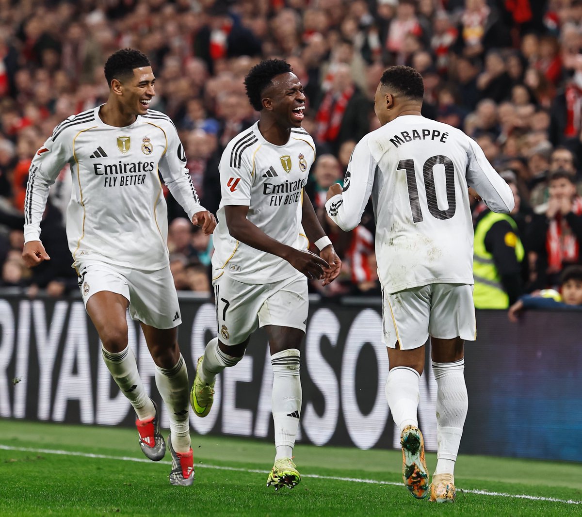 🚨 𝗞𝗔𝗥𝗜𝗠 𝗕𝗘𝗡𝗭𝗘𝗠𝗔 🇫🇷 𝗘𝗫𝗣𝗟𝗜𝗤𝗨𝗘 𝗣𝗢𝗨𝗥𝗤𝗨𝗢𝗜 𝗟𝗔 𝗚𝗥𝗘𝗙𝗙𝗘 𝗡𝗘 𝗣𝗥𝗘𝗡𝗗 𝗣𝗔𝗦 𝗔𝗨 𝗥𝗘𝗔𝗟 𝗠𝗔𝗗𝗥𝗜𝗗 🗣️:

« Ce qu'il leur manque, c'est juste une connexion. Entre Mbappé 🇫🇷, Vinicius 🇧🇷, Bellingham 🏴󠁧󠁢󠁥󠁮󠁧󠁿, Rodrygo 🇧🇷.

𝗖𝗵𝗮𝗰𝘂𝗻 𝗱𝗼𝗶𝘁