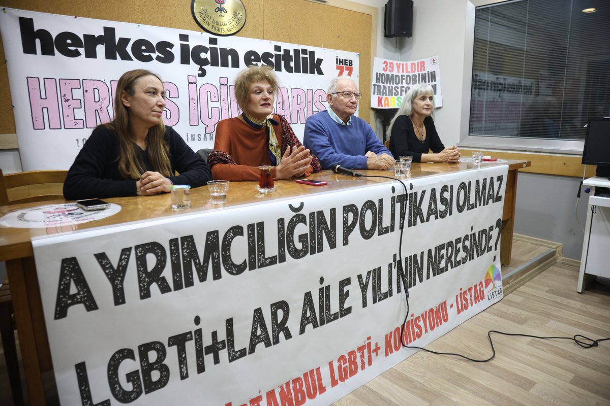 10-17 Aralık insan hakları haftası kapsamında LGBTİ+ komisyonumuzun LİSTAG ile birlikte düzenlediği panelde konuşan aileler;
 
📌Biz kızımız ya da oğlumuz var demiyoruz, çocuğumuz var diyoruz
📌Cinsiyetlerine, cinsel yönelimlerine ve kimliklerine göre ayırmıyor, çocuklarımızı