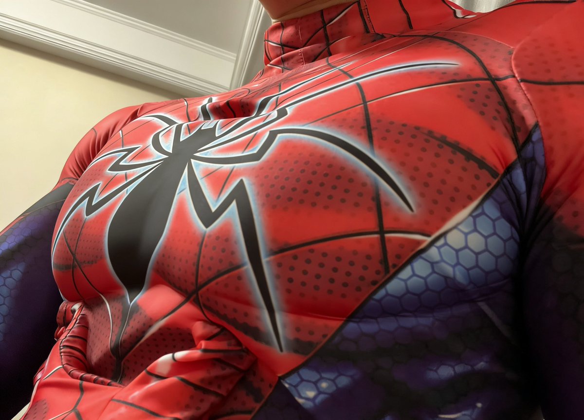 Jaz111818's tweet photo. 买小了，有点勒奶……#Spiderman  #农牛sm https://t.co/TobdmUJryE