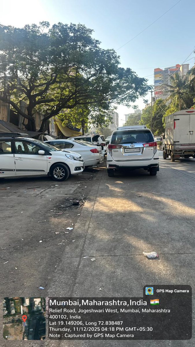 thepublic156's tweet photo. ओशिवरा रिलीफ रोड एच के कॅम्पस समोर रस्त्यावर डबल पार्किंग करून गॅरेज चालकांनी उच्छाद मांडला आहे वाहतुकीचा मोठा त्रास नागरिकांना सहन करावा लागतोय त्यांना विचारणा केली असता त्यांचे उत्तर आम्ही वाहतूक पोलिसांना हाफते देतो कुणीच काही करू शकणार नाही फोटो काढा नाहीतर अजून काही करा https://t.co/cpTMAEzDIz