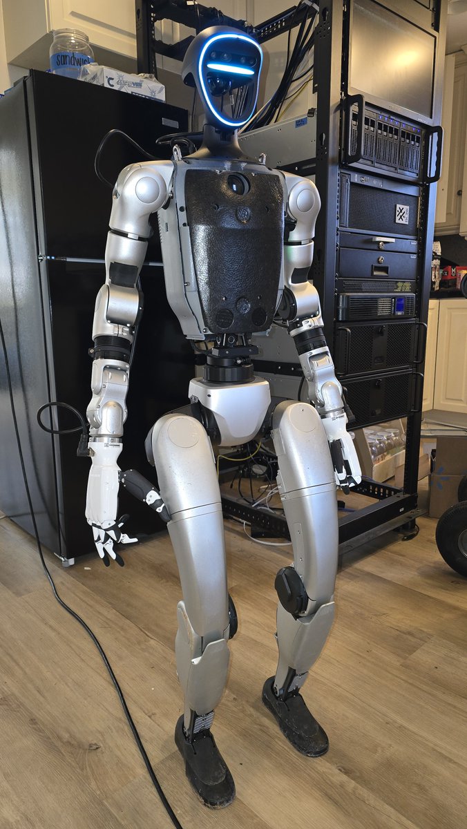 Geoff, le G1, tout juste sorti de l'opération avec ses nouvelles mains, est déjà sur pied. Quel courage !