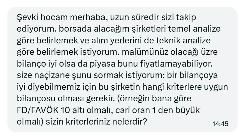 svkiidvcii's tweet photo. 📌Ara ara bu soruyu alıyorum aslında çok fazla da geri bildirim sağlıyorum anlatıyorum özet geçiyorum fakat tekrar uzun ve yorumsal tarzda anlatayım; #smkasAnaliz 

1) Bilançolar benim için ana yapı taşı, tüm bakış açım beklentim yorumlarım yönelmem hatta bu işten keyif almamı sağlayan ana unsur bilançolardır.

2) Şimdi sıfırdan diyelim ki yatırım yapacağım.Elimde hiç hisse yok karar vereceğim diyelim.Çeyrek bilançolar geldiğinde, direkt olarak rakamlara yöneliyorum.

3) Devamında ise sektör belirliyorum, nasıl belirlediğim konusunda çok detay araştırmam yok çünkü asıl detay daha sonra başlıyor.Tabi genel olarak tüm sektörleri incelediğim için aslında sektör seçmekte pek zorlanmıyorum.Ama burada örneğimiz sıfırdan olduğu için bu kısmı şimdilik arka plana alalım.

4) Mesela şuan elektrik sektörü diyelim, malüm dönem gereği revaçta önüme haberleri düşüyor dikkatimi çekti şu sektöre bir yöneleyim diyelim.

5) Süreç artık buradan sonra başlıyor, ilk etapta sektörde yer alan firmaların bilançolarını inceliyorum.Varlık yapılarında gelişim nasıl, bu ivmeler sektör genelinde nasıl ilerliyor ve genel olarak artış ivmesi mevcut mu bu ilk kısım, sonra ise operasyonel tarafa iniyorum ve ilk ana noktam favök oluyor yine sektör firmaları nasıl bir favök çıkarıyorlar gelişim ivmeleri nedir ve bu durumlar sektör genelinde nasıl ilerliyor kısımlarını giriyorum.Sonra kar marjlarına geçerek benzer süreçleri ilerletiyorum.Zaten bu süreç sana istemesende sektörle ilgili bir bilgi örüntüsü veriyor.

6) Diğer kısım ise finansallar yine benzer incelemeleri yaparak devam ettiriyorum.Bakınız burada şu kısmı belirteceğim hiçbir veride mesela şuna bakmıyorum favök gelişimi %30 ve üzeriyse bakayım veyahut kar marjı %10 üstü ise inceleyelim gibi rakamsal sınırlama yapmıyorum.Şayet bir hisse favök artıyorsa ve sektör genelinde bu şekilde ilerliyorsa benim için oralamanın önemi yok önemli olan bir senkron olması ve altının dolması.Yoksa benim için %10 artış ile %30 artış arasında bir fark bulunmuyor.Önemli olan ivmenin gelişimi.Yani bir nevi işin içerisine sezgisel analiz uyguluyorum o duyguyu yakalamaya çalışıyorum.

7) Yukarıda bahsettiğim bakış açısı ana çıkış noktam.

8) Rasyo tarafında ise yine ilk çıkış noktam firmanın kendi içerisinde durumudur.Yani bir firmanın fd/favök 10 sektör ortalaması 3 ise yahu bunu inceleme dışı bırakayım demiyorum.Çünkü bu firmanın kendi fd/favök ortalaması 15 ama 10 seviyesine düştüyse işte benim için ilk önemli husus budur.Öte yandan çarpanlarda ise favörüm nfk/pd'dir.Sırf bu orandan çıkarak dahi bahsettiğim inceleme çalışmalarını yapabiliyorum.O sektöre veyahut o şirkete yönelebiliyorum.

Yine misal şirketin cari oran 0,5 sektör ortalaması ise 1,5 olsun ama bu şirketimiz 0,5 i 1 yaptıysa bakınız sektör altında fakat kendi içerisine göre ciddi gelişim mevcut işte burada bir hikaye yatabilir diyerek bu şirketi daha çok ön plana alabiliyorum.

9) Neticede bu bakış açısıyla sektörden çok rahat 2-3 firma belirlenebiliyor.Bunları bir yıldız koyup kenara alıyorum.

10) Sırada raporlar var, evet rakmalardan yola çıkarak değer olabilecekleri bulduk fakat bunları destekleyecek unsurlar var mı varsa nelerdir sektör ileri vade durumları nedir gibi süreçlerle bu 2-3 şirketi pekiştirmek gerekiyor.

11) Burada artık faaliyet raporlarına giriyorum, istisnasız o sektörde yer alan hemen hemen tüm şirketin raporlarını inceliyorum.Zaten raporlarda sektörle olsun şirketle olsun ileri vade beklentiler üzerine olsun veriler bulunuyor.Evet çok donanımlı raporlarımız yok fakat sektörü genel inceleyip hepsini bir potada erittiğimiz durumda bir sonuca ulaşmak kolaylaşabiliyor.Üzerine bunu sektör haberleriyle mesele elektrik tarafında ıea veyahut çimento tarafında türkçimento veyahut uçuş tarafında ıata oto tarafında odmd veyahut genel raporlar açısından Pwc veyahut tim raporları v.s sektörle ilgili veri olabilecek tüm sitelerde geziniyorum.

Mesela 2019-2020 dönemi yeşil enerji tarafının muazzam getiriler sunabileceğine, o dönem şuan sektörünün berbat hissesi olan bir firmanın raporunda yazan global bir yorumdan yolarak çıkarak yönelmiştim ve açıkçası portföyümünde büyümesine etki eden ana unsur olmuştu.

12) Buradan da artık bir sezgi bir bakış açısı çıkardıktan sonra o 2-3 şirket dahada netleşiyor ve sıra kendi iç detaylarına girmeye kalıyor.Zaten faaliyet raporunu okurken aşina oluyorsun.Buradan sonra ise tek tek incelemeye kalıyor, mesela şirketin kap haberlerini geriye dönük derliyorum gerek fabrika yatırımı olsun gerek yeni ürün gelişimi gerek ürün satış fiyatlarına etki edecek unsurlar gerek iş haberleri gerek geri alımlar gerek iştirakler vs bunları hem kap haberlerinden hem faaliyet raporlarından çıkartarak ayrıca bir özet alana alıyorum.

Bakınız şimdi yine sezgisel tarafa gireceğim, misal hep bahsedilir yeni fabrika yapacak getirisi ne olur bu fabrikadan ne kazanır yatırımın dönüşü ne olur vs. tamam kabül çok önemli bunlar fakat biz aracı kurum çalışanı veyahut şirket finansal analisti uzmanı değiliz.Bu şirket yatırım yapıyor mu faaliyete 1 sene sonra girecek mi cirosunu geliştirecek mi farklı alanlara yönelmesini sağlayacak mı ? Bitti.Benim için bu kısım yeterli.Keza zaten piyasada bunu istiyor.Fiyatı ateşleyende bu oluyor.

13) Böylece temele dair tüm kısımları netleştiriyorum, şı maddeler içerisinde soru işareti kalabilecek bir alan bulunmuyor.Rahatlıkla firmayı seçebiliyorsun.Tamam senin analizin dışı etmenler olabiliyor fakat buna zaten yapacak bir şey kalmıyor çünkü buradan sonra serbest piyasa ve bizim piyasanın serbest olmayan kısımları başlıyor.

Aslında tüm süreçler kendi içerisinde bir otokontrol sağlıyor.Evet favök ciddi artıyor ama finansal taraf desteklemiyordur veyahut finansallar muazzam güçlüdür fakat gelir tablosu bir gelecek vaad etmiyordur.Yani tüm veriler birbirini tamamladığı için bir uyum yakalamak ve karar kılmak kolaylaşıyor.

14) Son kısım ise teknik taraf, muhakkak tekniğe göre pozisyonumu ayarlıyorum.Yani bu kadar madde tamam hadi hop alım gireyim demiyorum.Teknik olarak gerek bir formasyon sıkışması gerek ortalamalara yakınlaşma gerek formasyon kırılımı vs. gibi bölgelerden maliyetleniyorum.

Sonrası nasip.