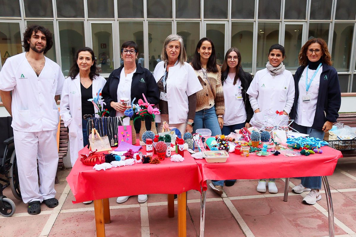 HRegionalMalaga's tweet photo. 🎄El patio del Hospital Civil ha acogido este semana el tradicional mercadillo navideño de los usuarios de Terapia Ocupacional del servicio de Salud Mental.

#SomosHRegional 
#HRUMContigoSiempre 
@MalagaJunta 
@saludand https://t.co/leiPmN4nGi