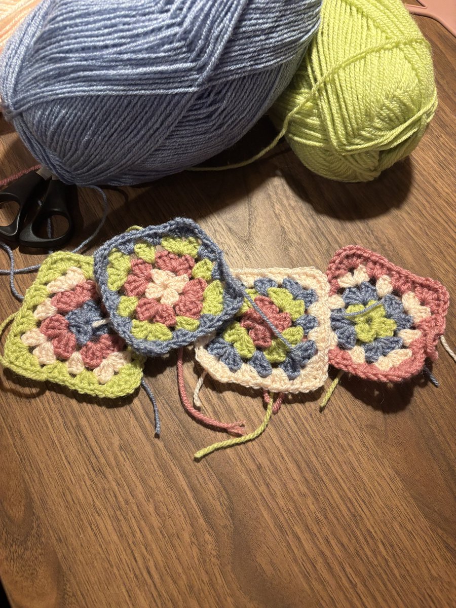 41. diena. Šodien piedzīvoju pirmo vilšanos. Pasūtīju jaunas dzijas un divas no tām manam projektam galīgi un nemaz neder, vairāk domātas tamborētu mantiņu taisīšanai, bet nu, tā mana vaina, nākamreiz jāskatās/jāpēta rūpīgāk. Tagad atkal jāmeklē 2 jaunas dzijas...