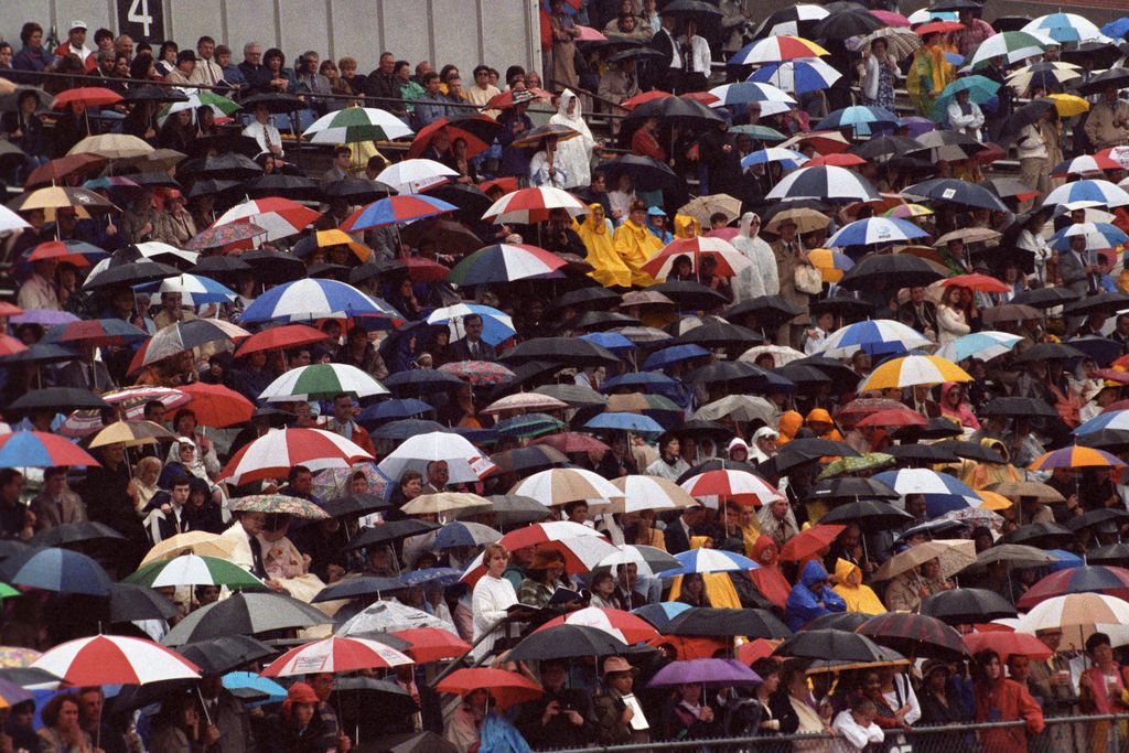 JMUAlumni's tweet photo. #JMUThrowbackThursday 
Throwback to May 1994 as we get ready to cheer on our newest alumni walking the stage this weekend! 🎓💜 https://t.co/Nwb6FWpaFb
