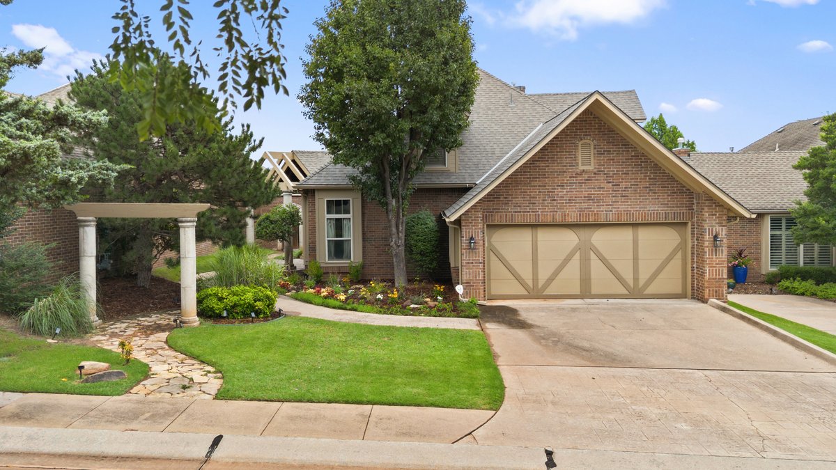 WyattPoindexter's tweet image. Easy living in Edmond's gated Borgata: 3 beds, 3 baths, 2669 sq ft. Features a first-floor primary suite, HOA yard maintenance, new roof, and two covered patios. 
📍 Listed by Lindsay Greene – The Agency Oklahoma  
704CapriPlace.com
#LowMaintenance #TheAgencyOK #704CapriPL