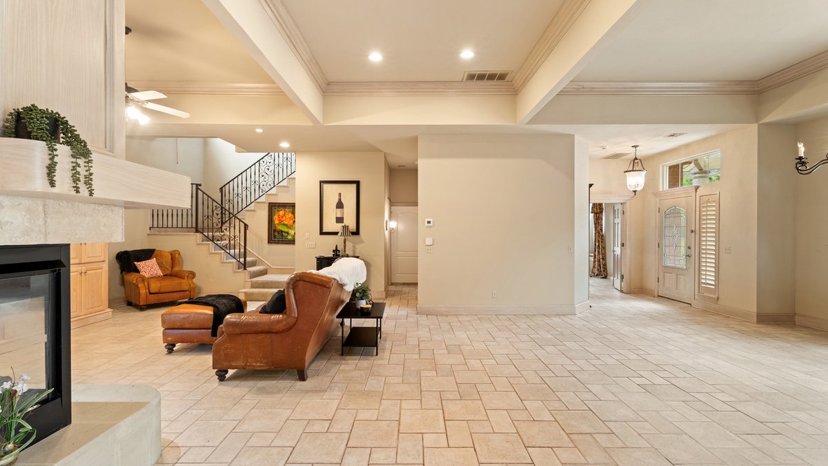 WyattPoindexter's tweet image. Easy living in Edmond's gated Borgata: 3 beds, 3 baths, 2669 sq ft. Features a first-floor primary suite, HOA yard maintenance, new roof, and two covered patios. 
📍 Listed by Lindsay Greene – The Agency Oklahoma  
704CapriPlace.com
#LowMaintenance #TheAgencyOK #704CapriPL