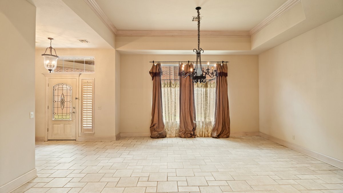 WyattPoindexter's tweet image. Easy living in Edmond's gated Borgata: 3 beds, 3 baths, 2669 sq ft. Features a first-floor primary suite, HOA yard maintenance, new roof, and two covered patios. 
📍 Listed by Lindsay Greene – The Agency Oklahoma  
704CapriPlace.com
#LowMaintenance #TheAgencyOK #704CapriPL