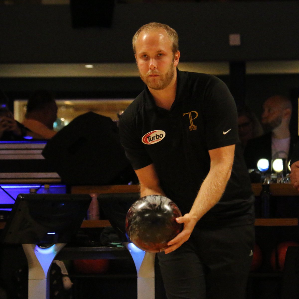 I helgen avgörs Moelven Open som är den fjärde deltävlingen i herrarnas elit SM-tour. Bland annat intar fyra färska VM-medaljörer banorna i Kristinehamn. 

swebowl.se/nyheter/nyhete…