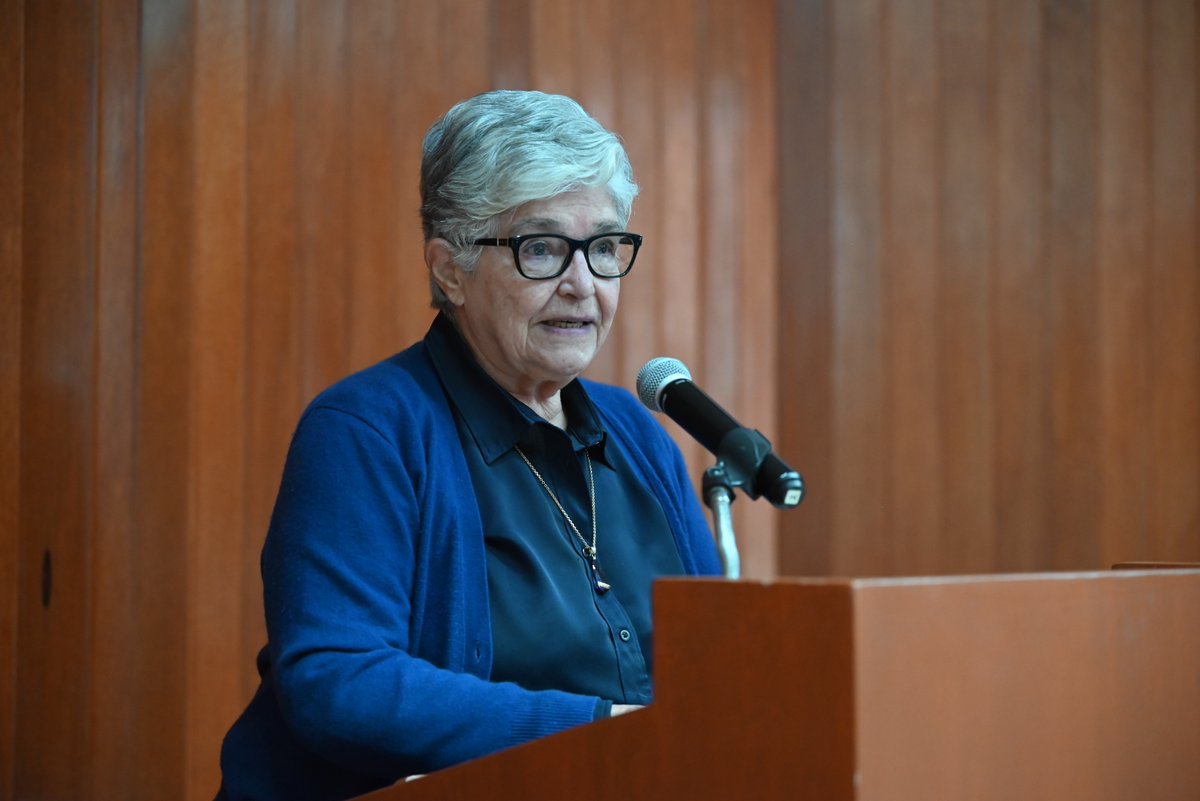 filos_unam's tweet photo. En representación del profesorado reconocido, la Dra. Luz Aurora Pimentel compartió una reflexión sobre la esencia de la docencia: “No enseñamos datos; encendemos una chispa de entusiasmo, una luz en los ojos de nuestros estudiantes que responde a nuestra pasión didáctica. Esa luz es nuestro legado.” Con estas palabras, evocó la dimensión humana y trascendente del trabajo académico, concluyendo, con Proust, que un legado así vuelve la muerte “menos amarga, menos ingloriosa, quizá menos probable”.