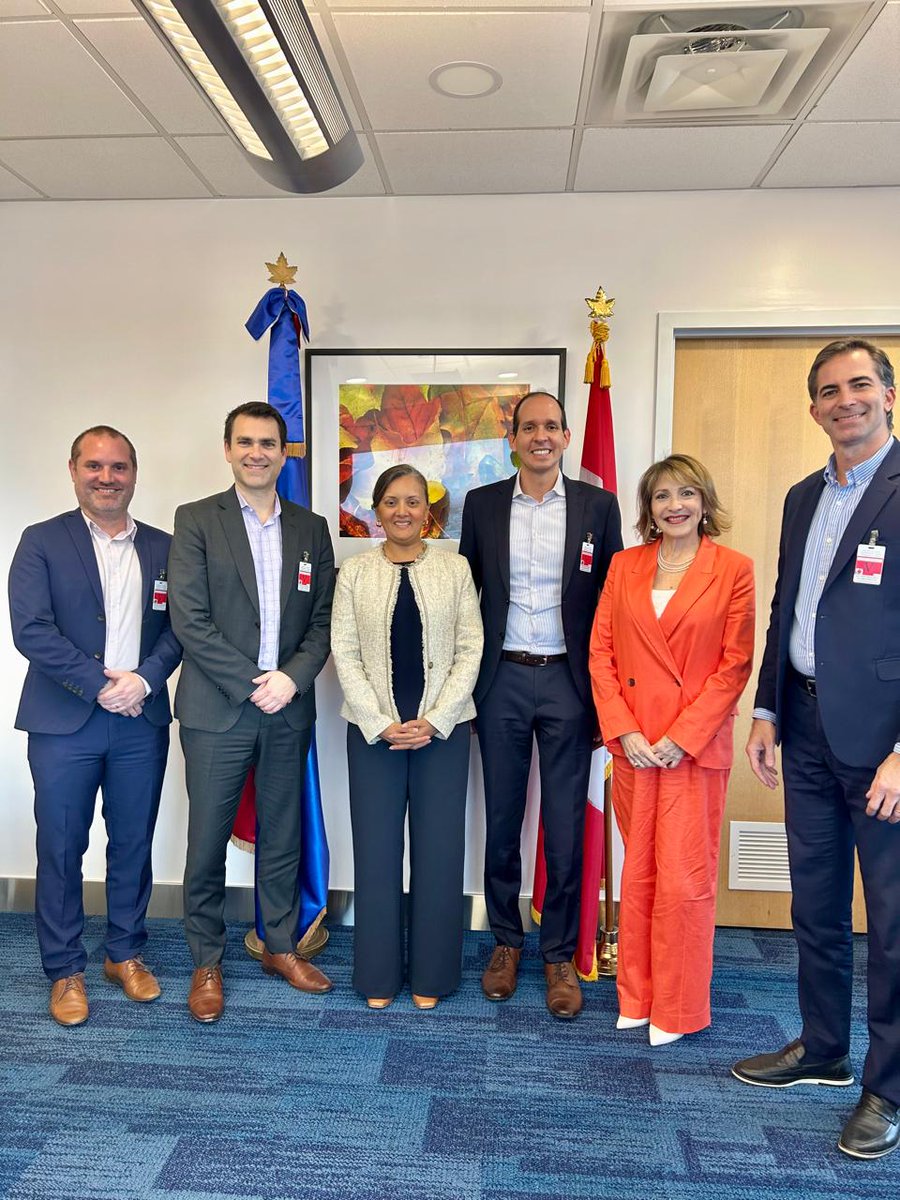 Ravi d’accueillir les cadres supérieurs de <a href="/Airbus/">Airbus</a> du Canada, d’Amérique Latine et des Caraïbes. Merci pour une discussion enrichissante sur comment vous stimulez l’innovation en mobilité aérienne pour offrir plus #efficacité, de #versatilité et de #confort #A220
 🇨🇦🌎✈️