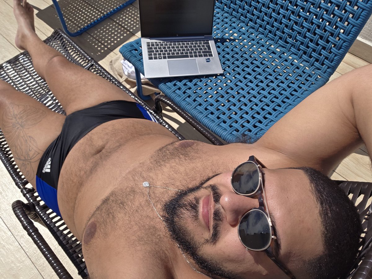 bubblegui's tweet image. O vento quase me carregando, mas o home office nesse sol tem que ser na piscina