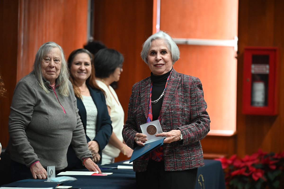 filos_unam's tweet photo. En representación del profesorado reconocido, la Dra. Luz Aurora Pimentel compartió una reflexión sobre la esencia de la docencia: “No enseñamos datos; encendemos una chispa de entusiasmo, una luz en los ojos de nuestros estudiantes que responde a nuestra pasión didáctica. Esa luz es nuestro legado.” Con estas palabras, evocó la dimensión humana y trascendente del trabajo académico, concluyendo, con Proust, que un legado así vuelve la muerte “menos amarga, menos ingloriosa, quizá menos probable”.