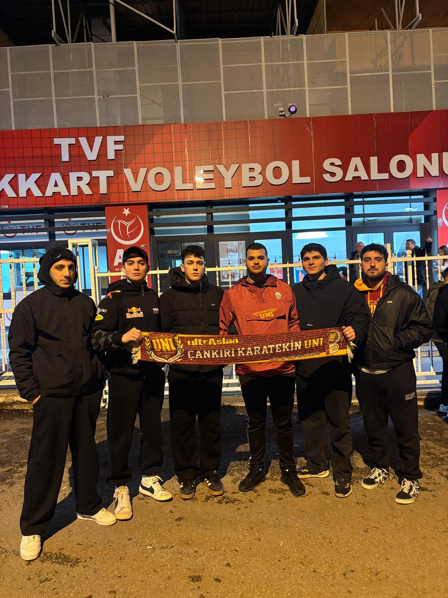 uAUNIKaratekin's tweet photo. HER ZAMAN HER YERDE ARMANIN PEŞİNDE!

Kadın Voleybol takımımızı Ankara'da yalnız bırakmadık.

#ultrAslanUNI https://t.co/a2YxhtcAG0