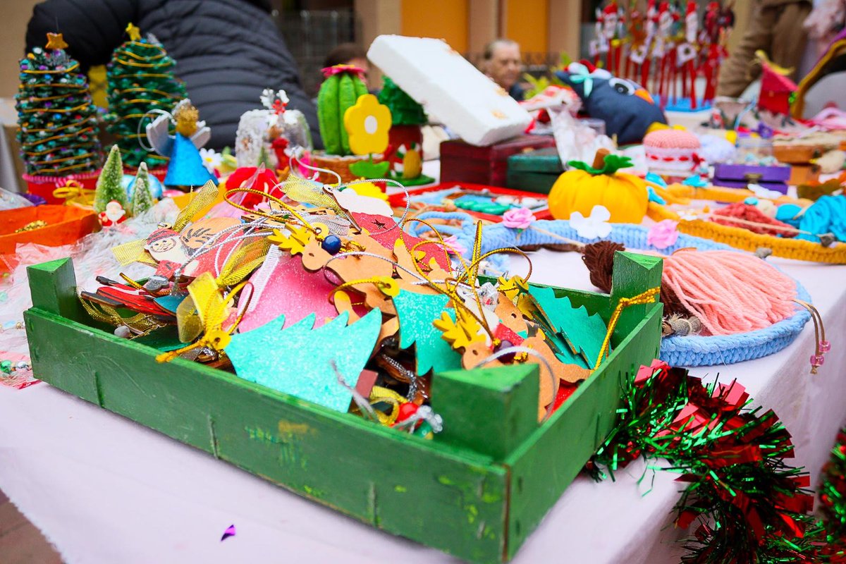 HRegionalMalaga's tweet photo. 🎄El patio del Hospital Civil ha acogido este semana el tradicional mercadillo navideño de los usuarios de Terapia Ocupacional del servicio de Salud Mental.

#SomosHRegional 
#HRUMContigoSiempre 
@MalagaJunta 
@saludand https://t.co/leiPmN4nGi