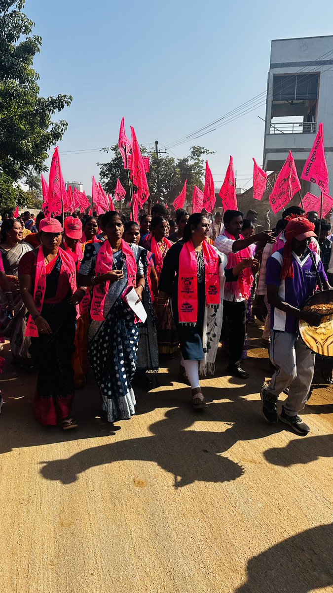 karatesindhuth1's tweet photo. పూసగూడెం గ్రామపంచాయతీ ఎన్నికల్లో BRS పార్టీ తరుపున పోటీ చేస్తున్న సర్పంచ్ అభ్యర్థి భూక్య ధర్మ గారి ప్రచారంలో పాల్గొని ప్రసంగించిన BRS పార్టీ జిల్లా మహిళా నాయకురాలు అంతర్జాతీయ క్రీడాకారిణి సింధు తపస్వి @KTRBRS @SantoshKumarBRS @RegaKantharao @KCRBRSPresident @BRSHarish @BRSparty https://t.co/Eme0toqpgQ