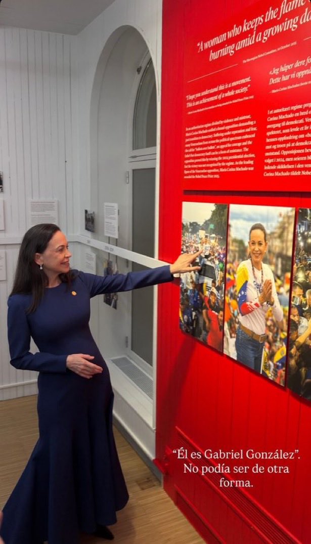 lilianaf523's tweet photo. 🚨QUE ORGULLO‼️ @MariaCorinaYA admirando la exposición del premio Nobel 2025 en su honor. https://t.co/2OMwZr2HEt