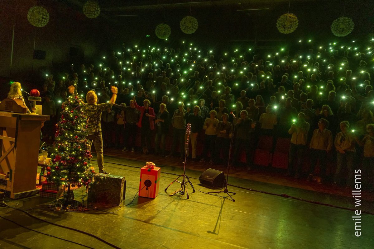 Midden in een Muiterse kerst met <a href="/thijskemperink/">thijs kemperink</a> Bijna alle shows uitverkocht.Ook weleens lekker!🎅🏻 Zien? Er zijn nog kaarten v vanavond in Hoogezand,morgen in Winterswijk Maarheeze Waalwijk Arnhem en Apeldoorn. Tickets via erwinnyhoff.nl en rechtstreeks via de theaters