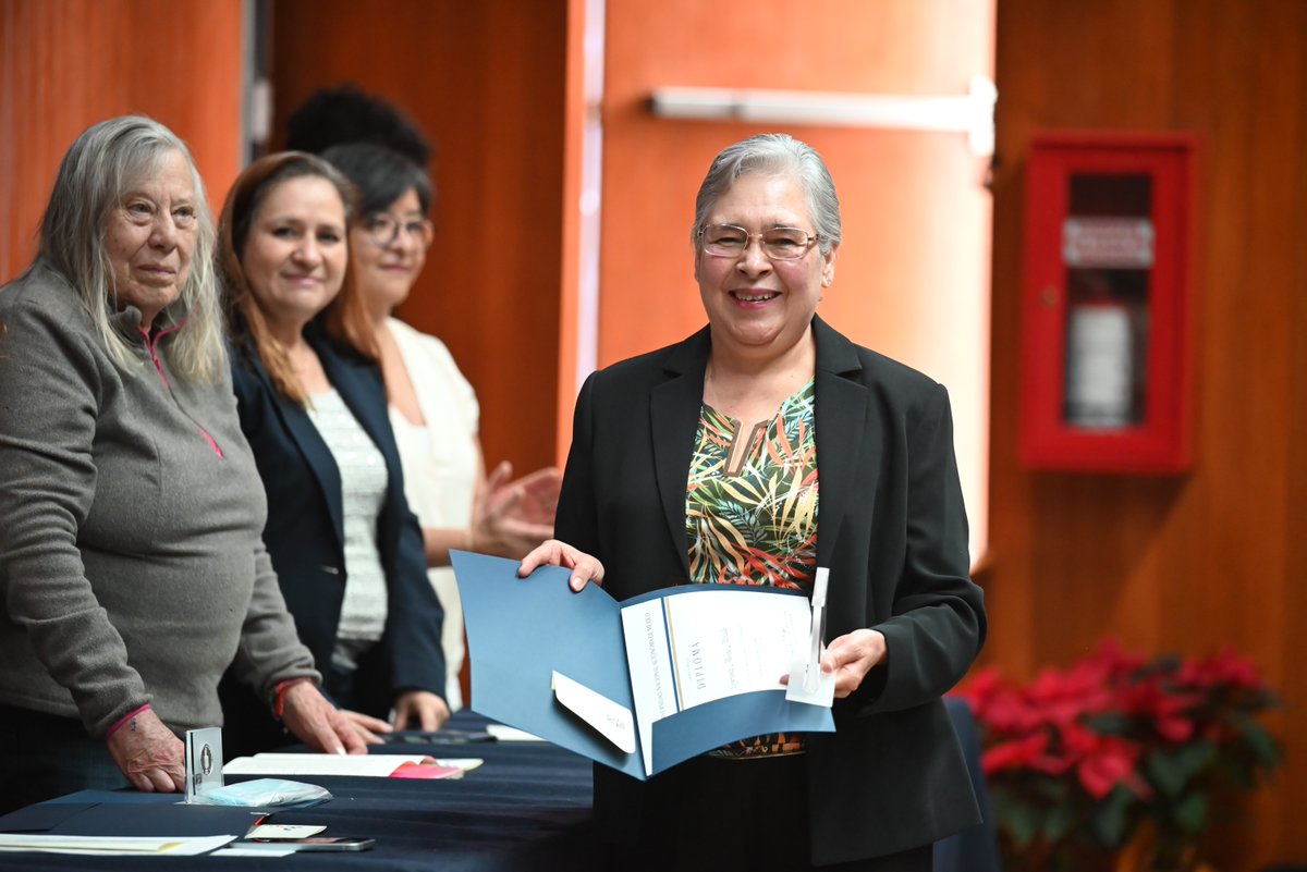 filos_unam's tweet photo. En representación del profesorado reconocido, la Dra. Luz Aurora Pimentel compartió una reflexión sobre la esencia de la docencia: “No enseñamos datos; encendemos una chispa de entusiasmo, una luz en los ojos de nuestros estudiantes que responde a nuestra pasión didáctica. Esa luz es nuestro legado.” Con estas palabras, evocó la dimensión humana y trascendente del trabajo académico, concluyendo, con Proust, que un legado así vuelve la muerte “menos amarga, menos ingloriosa, quizá menos probable”.