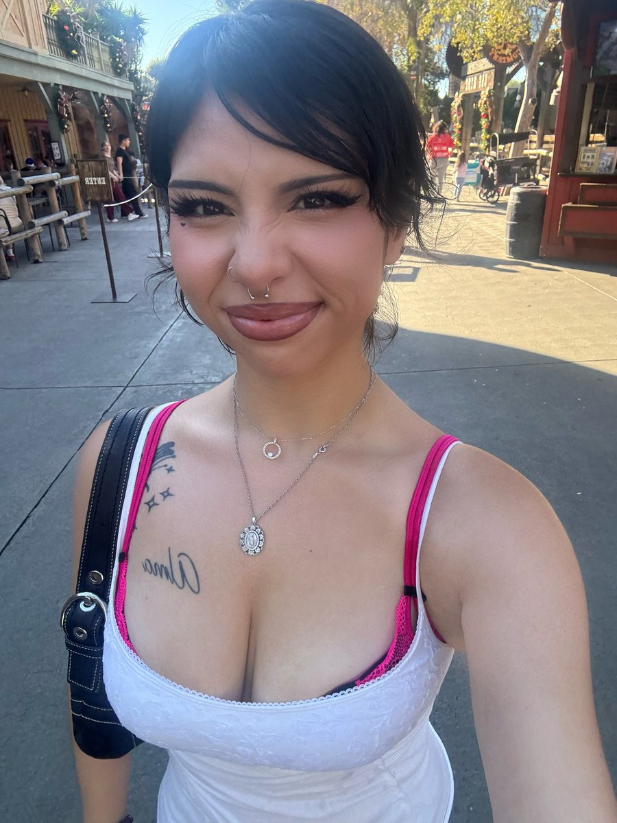 shaaylaa__'s tweet photo. log ride messed up my hair , but oh well :p https://t.co/eclrcTFbjQ