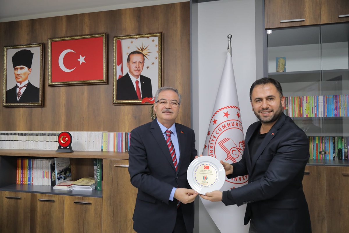 gegetgenclik's tweet photo. Gençlik Girişim ve Eğitim Derneği Başkanı Sayın Mehmet Satıcı ve Yönetim Kurulu üyeleri olarak Gaziantep İl Millî Eğitim Müdürü Sayın Dr. Önder Arpacı’ya hayırlı olsun ziyaretinde bulunduk.

@Dr_Onderarpaci 
@Mehmetsat2727 https://t.co/LASeDCfsp8