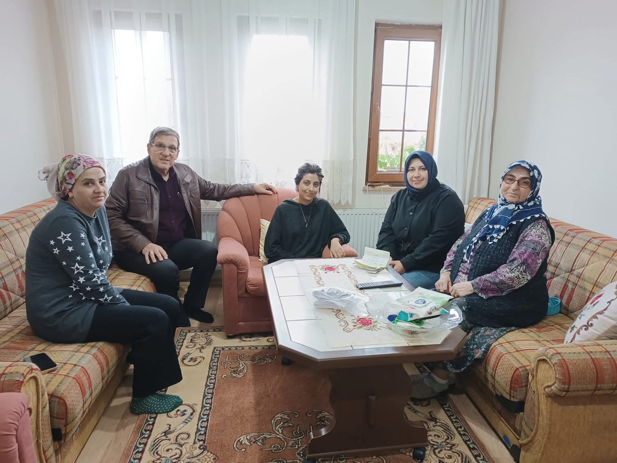 akkadingonen10_'s tweet photo. Samimi sohbetleri ve güleryüzleri ile bizleri misafir eden Leman ablamıza, Dilan kardeşimize ve Dilara kızımıza çok teşekkür ediyoruz.
Ak ailemize hoşgeldin Dilara kardeşimiz. 
Hayırlı olsun. 
#AkPartiGönen
#AkKadınGönen https://t.co/Fu3caINAQT