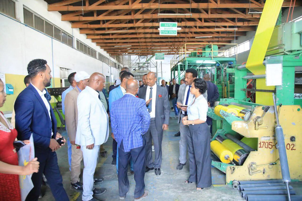 CheminduCorp's tweet photo. ጉብኝቱ አላማም ከኢኢግ ጋር በጋራ ለመስራት የሚያስችል የመግባቢያ ስምምነት ለመፈራረም ሲሆን በጉብኝቱ ወቅትም በኮርፖሬሽኑ ሥር የሚገኙ ፋብርካዎች መለዋወጫዎችን፣ የምርት ማሸግያ ግብዓቶችን እና የማሽን መለዋወጫ ጥገና ላይ አብሮ ለመስራት ነዉ https://t.co/8Y7vMflx7K