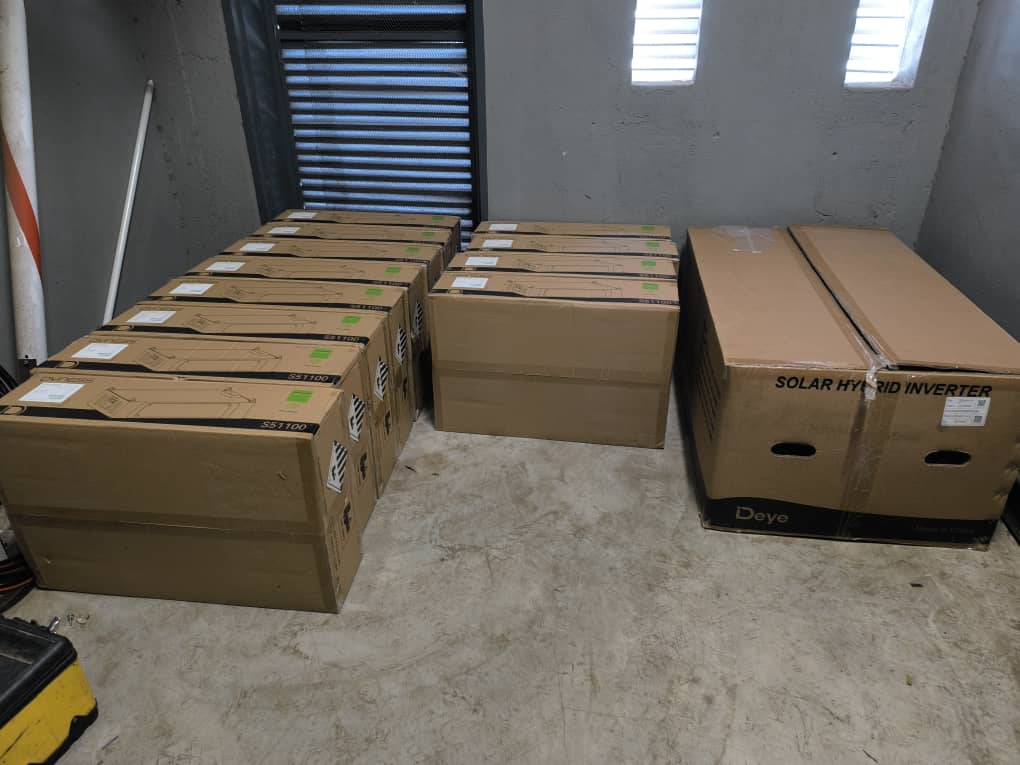 SolarproZim's tweet photo. Project Update:
✔️ Deye 50 kVA 3-Phase hybrid system
✔️ Dyness HV100 high-voltage stack
✔️ Clean switching, stable performance, high charge/discharge efficiency.
Commercial clients are moving to larger solar systems — and we’re deploying them at scale.
#Deye #Dyness #Solarpro https://t.co/0tZyDbQYok
