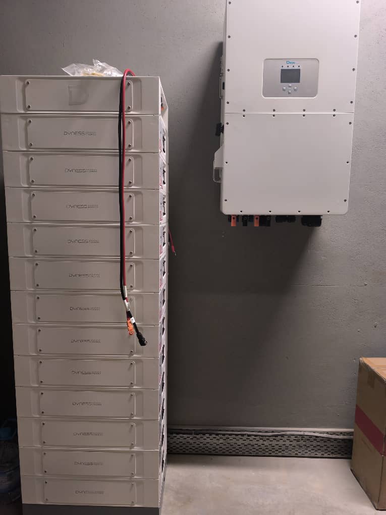 SolarproZim's tweet photo. Project Update:
✔️ Deye 50 kVA 3-Phase hybrid system
✔️ Dyness HV100 high-voltage stack
✔️ Clean switching, stable performance, high charge/discharge efficiency.
Commercial clients are moving to larger solar systems — and we’re deploying them at scale.
#Deye #Dyness #Solarpro https://t.co/0tZyDbQYok
