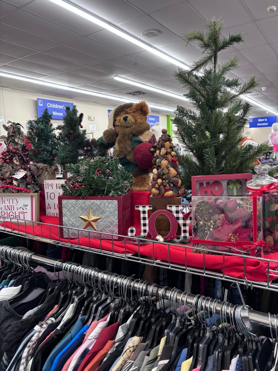 GoodwillNJ's tweet image. There's no shortage of holiday decor @ Goodwill!  We have everything you need to make your space warm and joyful without overspending. And every item you bring home fuels job creation in our community.