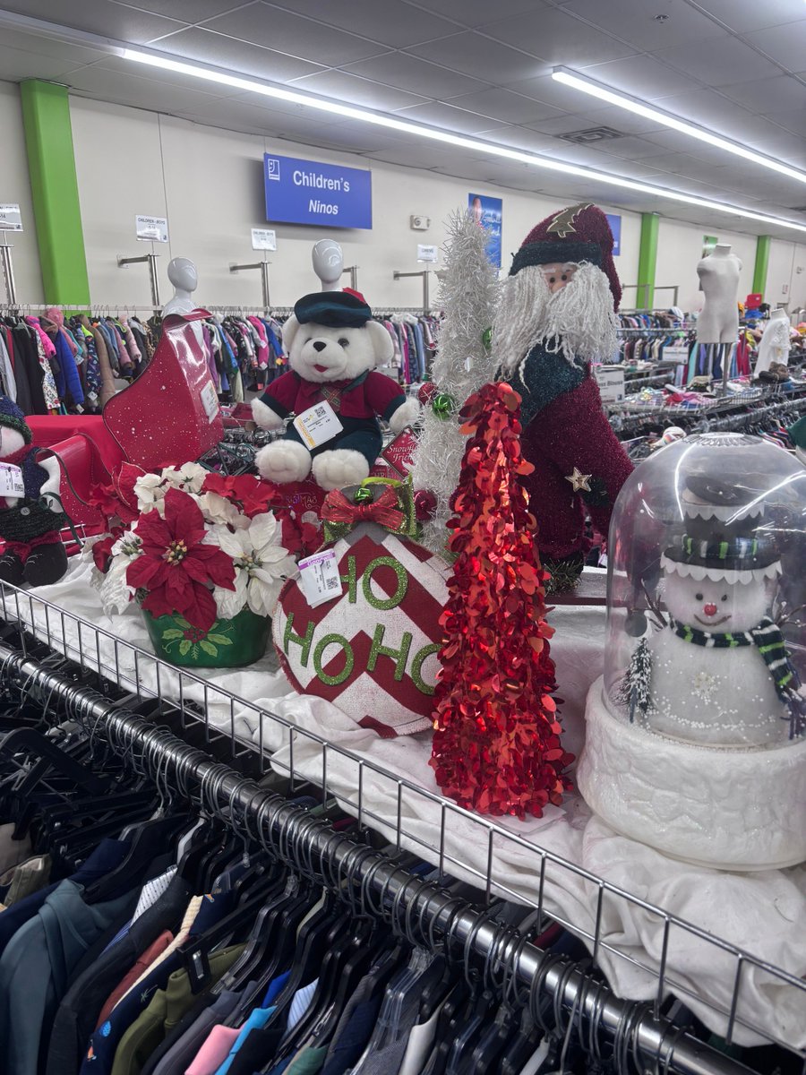 GoodwillNJ's tweet image. There's no shortage of holiday decor @ Goodwill!  We have everything you need to make your space warm and joyful without overspending. And every item you bring home fuels job creation in our community.