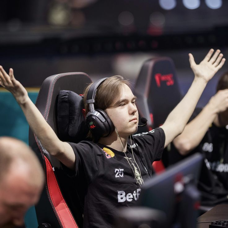 AWalied's tweet photo. Is this guy fr?
hot take esports player of the year is @donk1337 not fucking faker or wtv https://t.co/HCQt9PQG5T