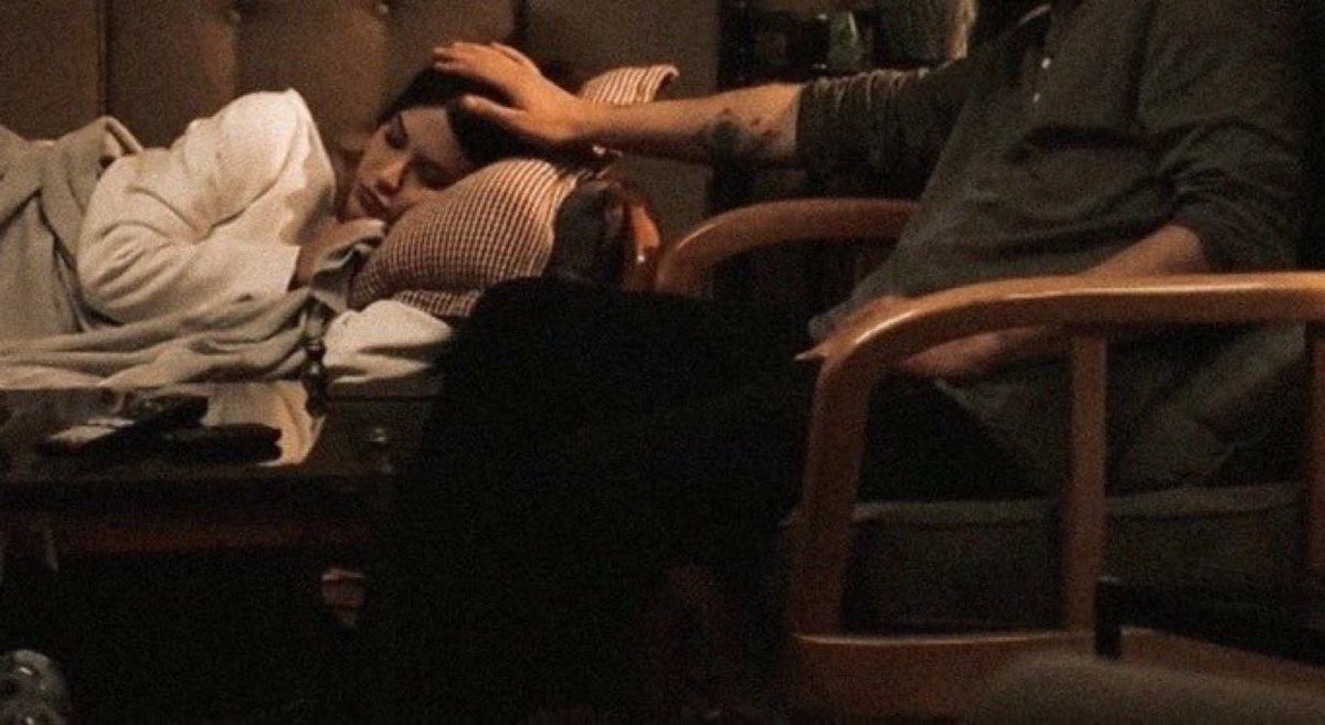 "sen şimdi git
yaratılanlar arasından
en güzeliymişsin gibi
uyu.
ben sana
kavuşabilmenin
çarelerine bakacağım"